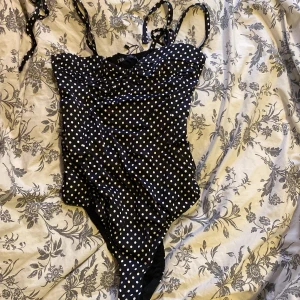 Svart body med vita prickar - Säljer en superfin body från Zara i storlek S. Den är helt ny med lappen kvar. Säljer för 200 +frakt🌸