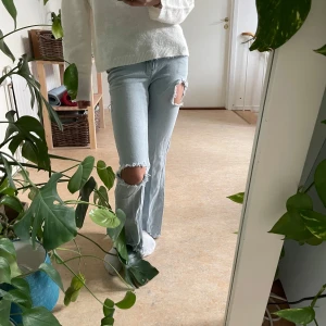 Ljusa jeans med hål - Säljer ett par ljusa jeans med hål. De är i bra skick, borttagen knapp på insidan då den skavde lite, men inget som syns utifrån. De är från Gina Tricot Young och säljs inte längre.🩵