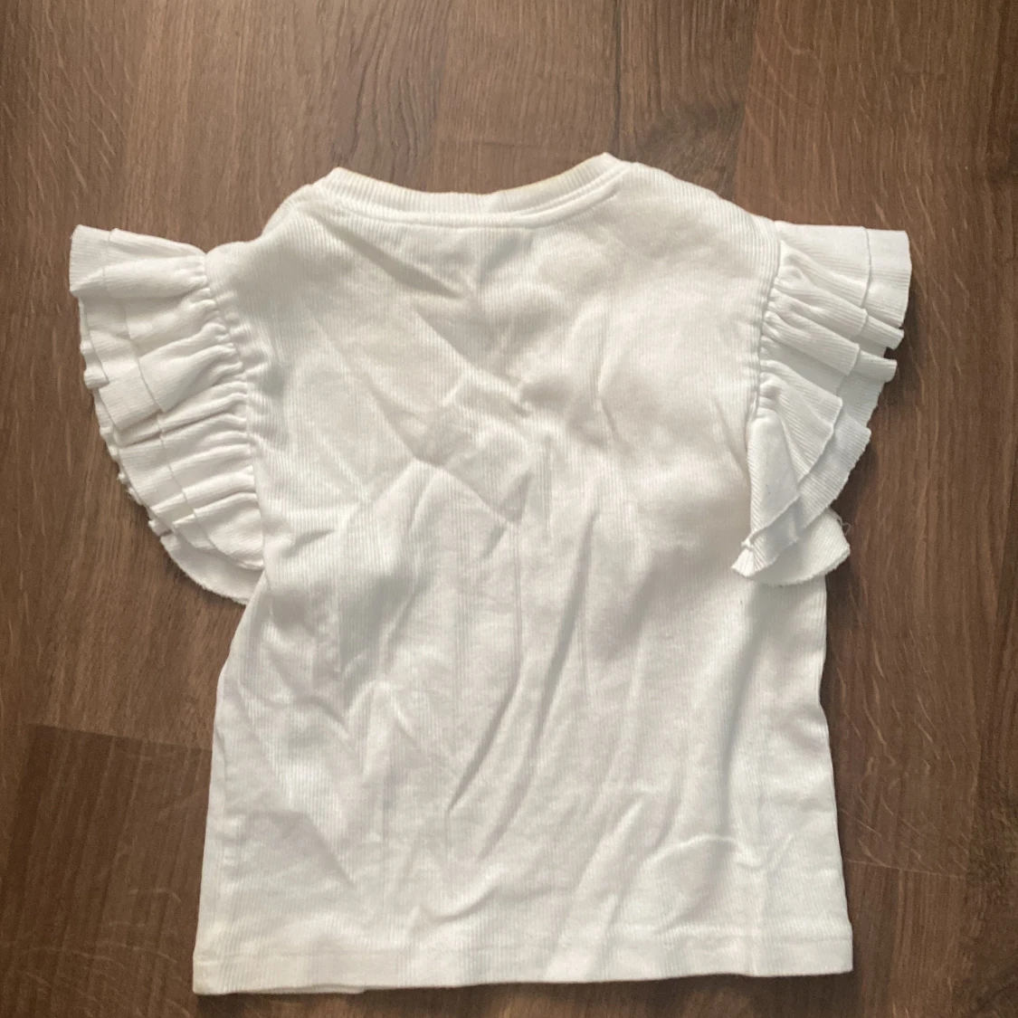 Vit topp med volangärmar från Gina Tricot - 90