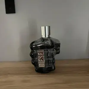 Säljer denna otrligt populära Diesel only the brave parfymen. Nypris ca 1200kr. Använd ett fåtal gånger så ca 120/125ml kvar i flaskan! 