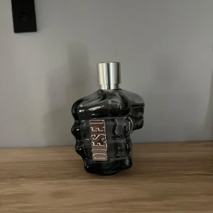 Diesel only the brave parfym - Säljer denna otrligt populära Diesel only the brave parfymen. Nypris ca 1200kr. Använd ett fåtal gånger så ca 120/125ml kvar i flaskan! 
