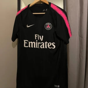 Psg fotbollströja - Säljer en fin Psg fotbollströja i herrstorlek S, inga defekter och inget namn på ryggen.
