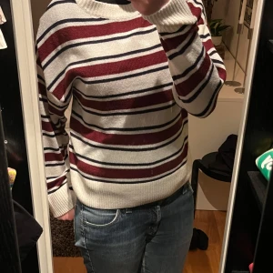 Randig stickad tröja - Jag säljer en röd/vit stickad tröja från h&m, den är endast använd ett fåtal gånger så inga defekter eller annat slitage. Pris är diskuterbart. Skriv privat för frågor.💞