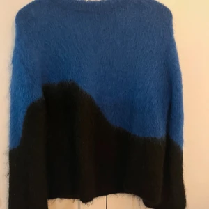 Blå svart stickad tröja från & Other Stories - Trendig och slutsåld stickad tröja från & Other stories. Nypris är 1300 kr. Storlek xs, men kan passa en s också.