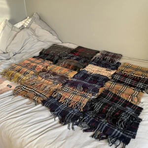 Burberry halsdukar - Har nu fått in en bulk me burberry halsdukar, finns olika färger✨ alla halsdukar är i fint skick. Pris varierar beroende på färg men ligger mellan 600-900 kr. Skriv om intresserad 