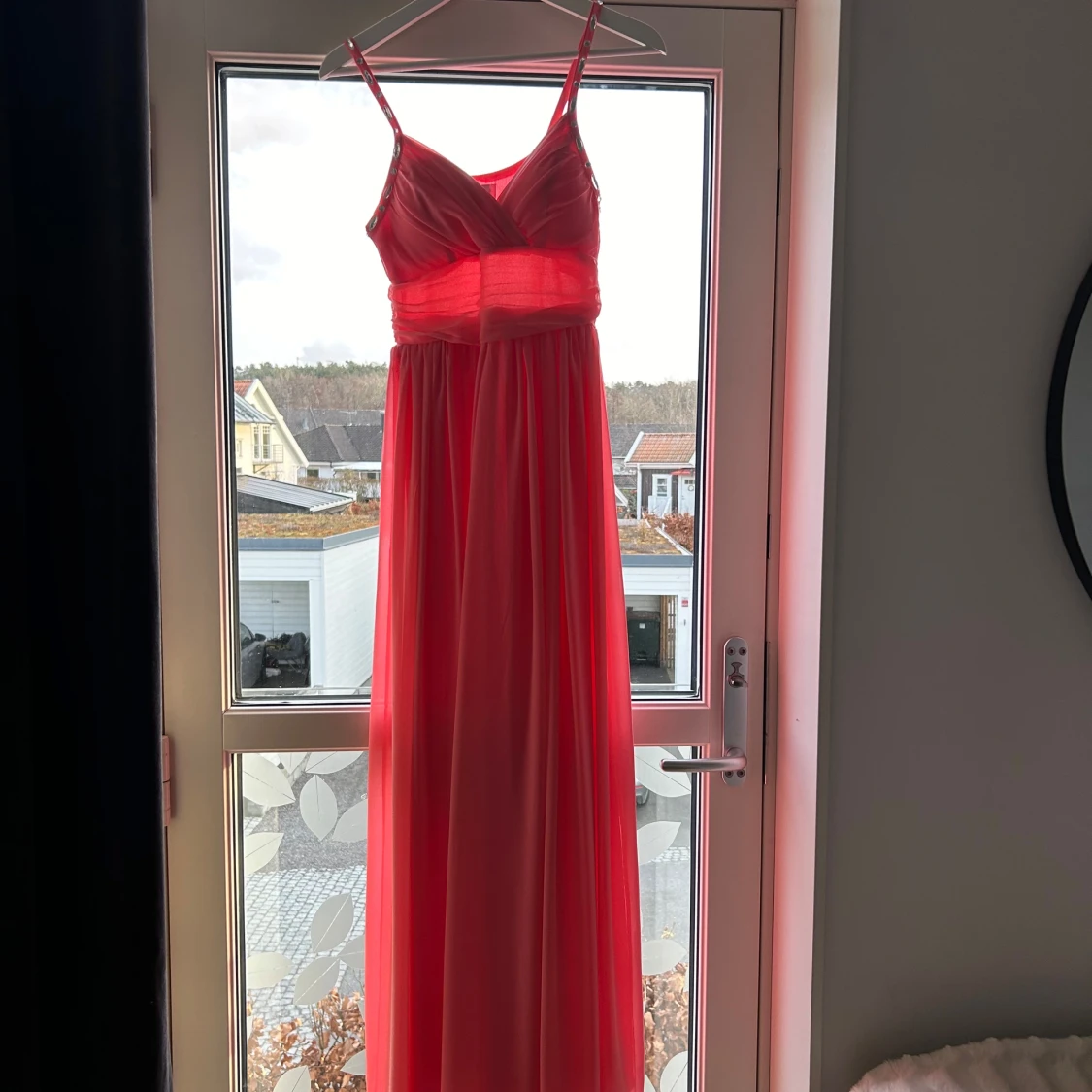 Korallröd långklänning med detaljer