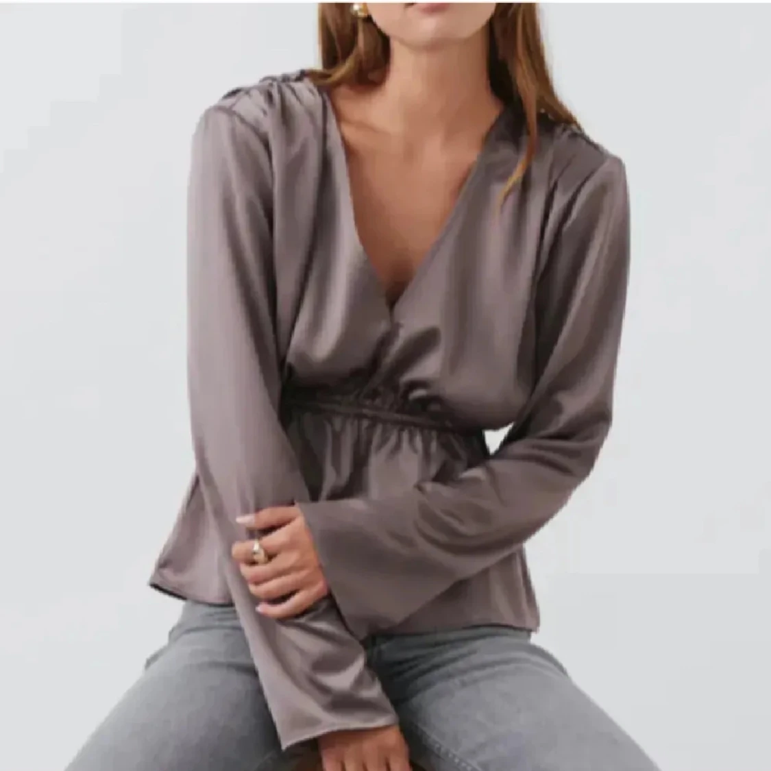 Satinblus från Gina