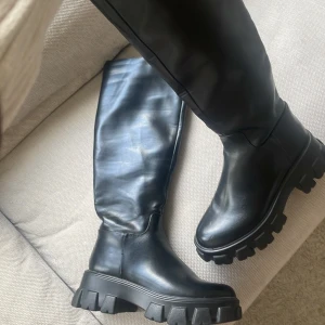 NA-KD boots - Knappt använda snygga svarta stövlar i skinn. Perfekta för höst och vinter. De populära bootsen har en design som passar till många olika outfits. 
