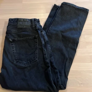 Svarta jeansbyxor från Jack & Jones - Säljer ett par svarta jeansbyxor från Jack & Jones i bra skick. Perfekta för både vardag och fest!