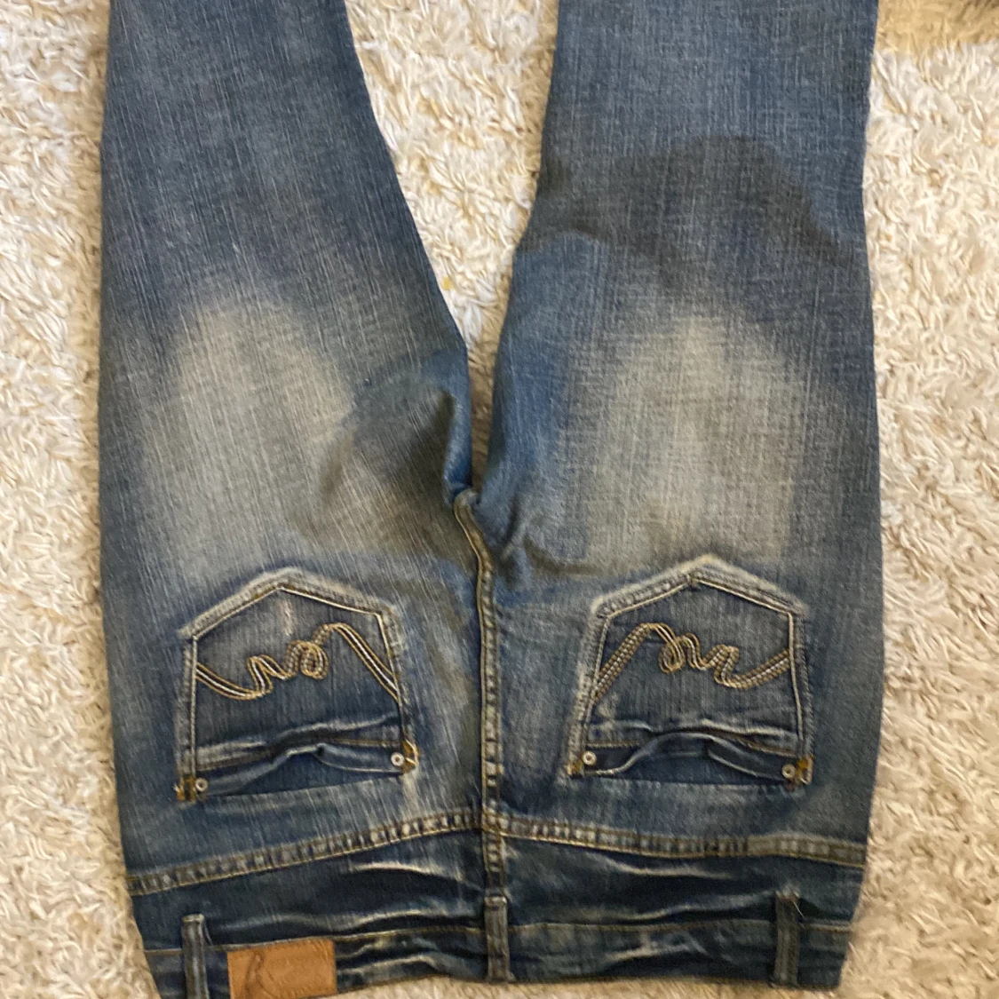 Blå jeans med broderade bakfickor - 90