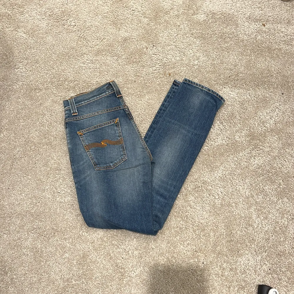 Säljer ett par snygga blå jeans från Nudie Jeans Co i storlek 29/32. Designen är Grim trim och är i perfekt skick 💫. Jeans & Byxor.