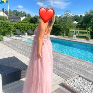Rosa balklänning  - Hej säljer min jättefina klänning från balen 2024💗Använd endast en kväll!! Storlek 42 men passar dig som har 38-40. Nypris 2000 kr! Skriv gärna fler frågor!!💗Kan tänka mig gå ner i pris vid snabb affär