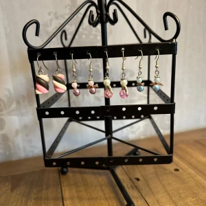 Smyckesställ till örhängen ❤️ - Fint ställl att hänga dina örhängen i ❤️ Får plats med många! (Örhängena medföljer ej, visar bara hur man kan sätta dom ❤️dom går att köpa vid sidan av om man är intresserad)