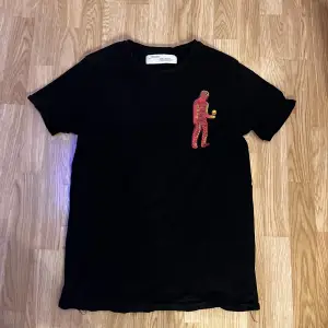 Off white t-shirt storlek XL sitter som M, vid minsta fråga ba hör av dig !