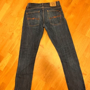 Nudie jeans  - Säljer ett par feta nudie jeans i modelen grim Tim. Strl 32/34. 