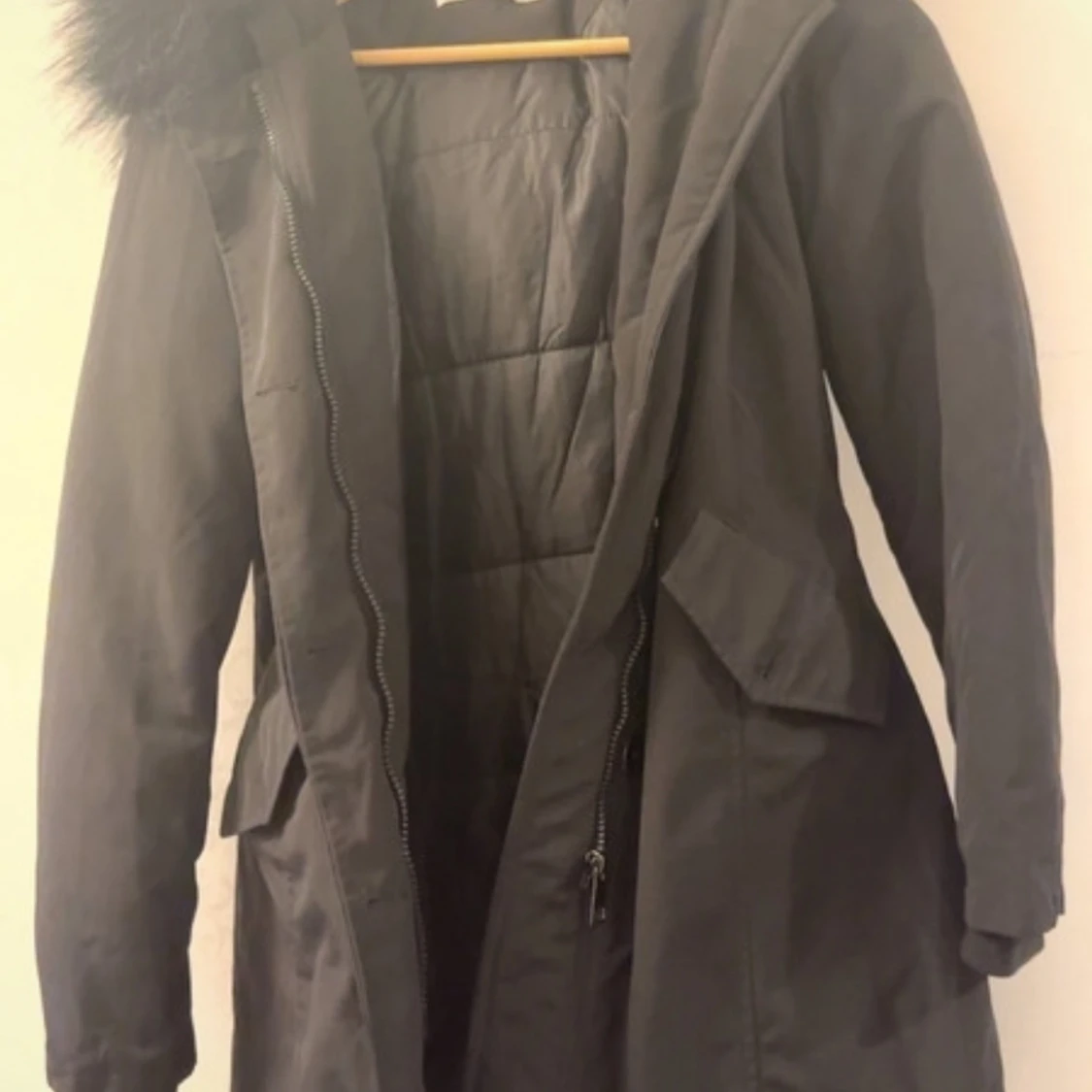 Svart vinterjacka med pälskrage