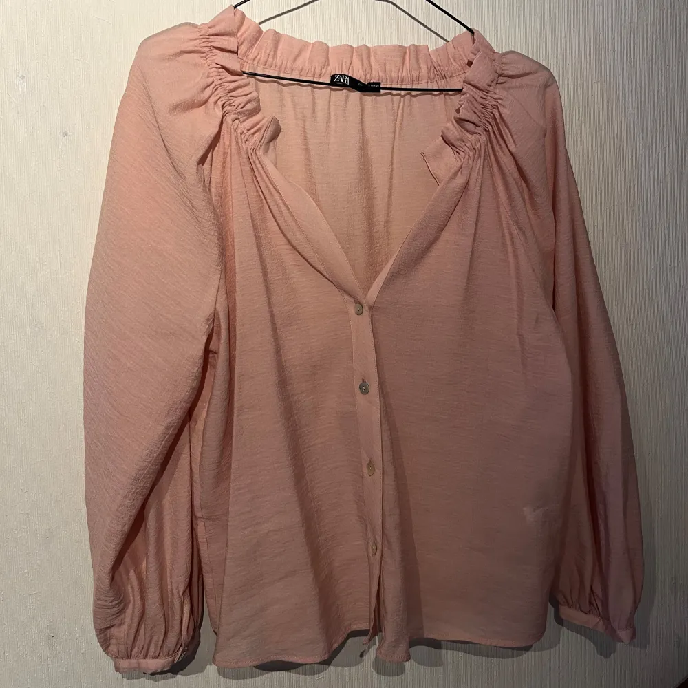 Säljer en superfin ljusrosa blus från Zara. Den har långa ärmar med resår vid ärmsluten och knappar framtill. Nästan aldrig använd så mycket bra skick!!!🩷🩷. Puserot.