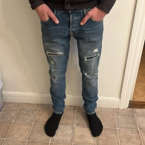 Jack & Jones slimfit  - Säljer dessa feta Jack & jones byxor! Bild på modellen är 188cm. Jeansen är i 10/10 skick och har en fin passform, hör av dig vid funderingar.