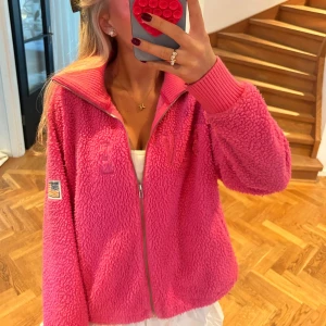 Rosa fleece  - Säljer denna sååå unika och coola fleece i så cool och najs rosa färg wowsiiii😍😍❤️❤️❤️