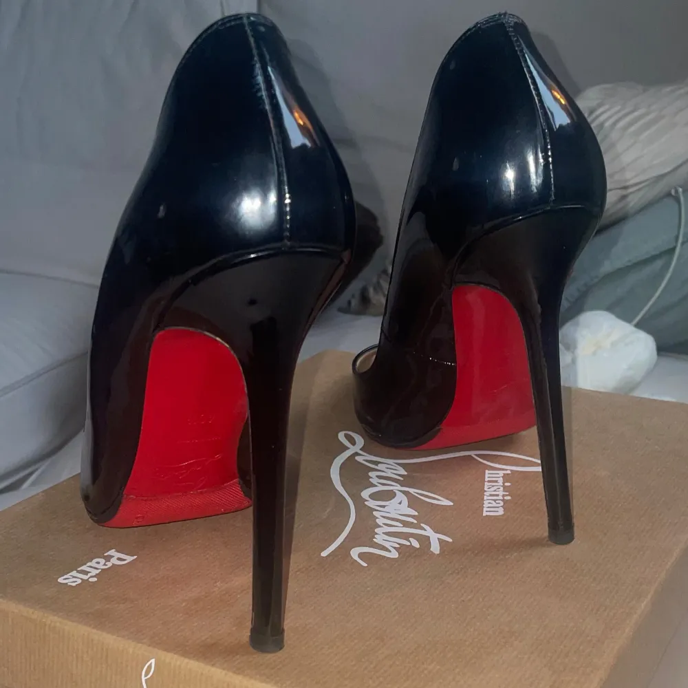 Säljer ett par eleganta svarta klackskor från Christian Louboutin i mycket bra skick. Skorna har den ikoniska röda sulan och en spetsig tå. Perfekta för festliga tillfällen och ger en lyxig touch till vilken outfit som helst.. Skor.