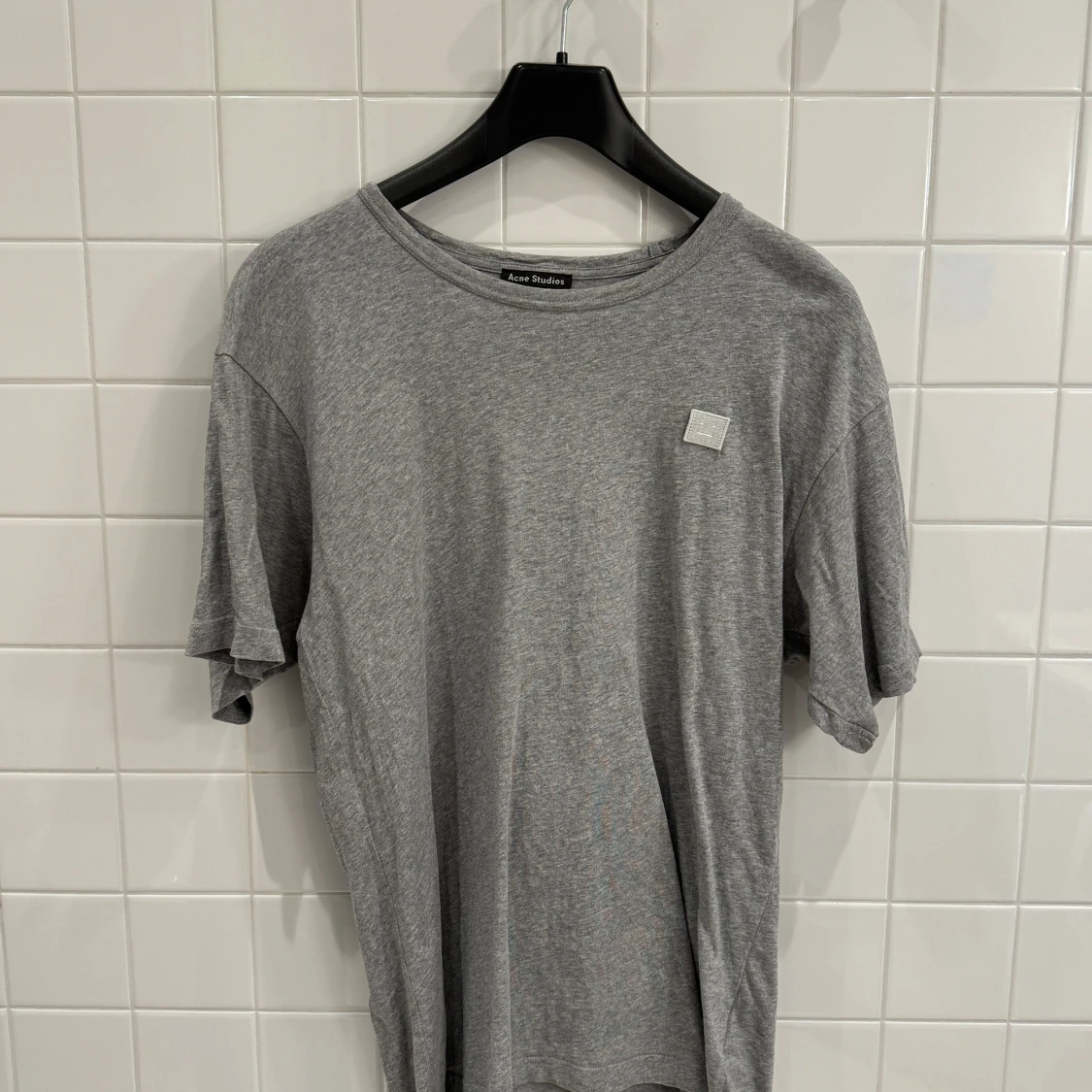 Grå t-shirt från Acne Studios i storlek L