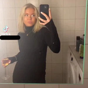 Svart långärmad klänning - Kort snygg svart långärmad klänning med tight passform och fint mönster (se 3:e bild)🤍 Perfekt för nyår eller bara för fest💌 Använd 1 gång.