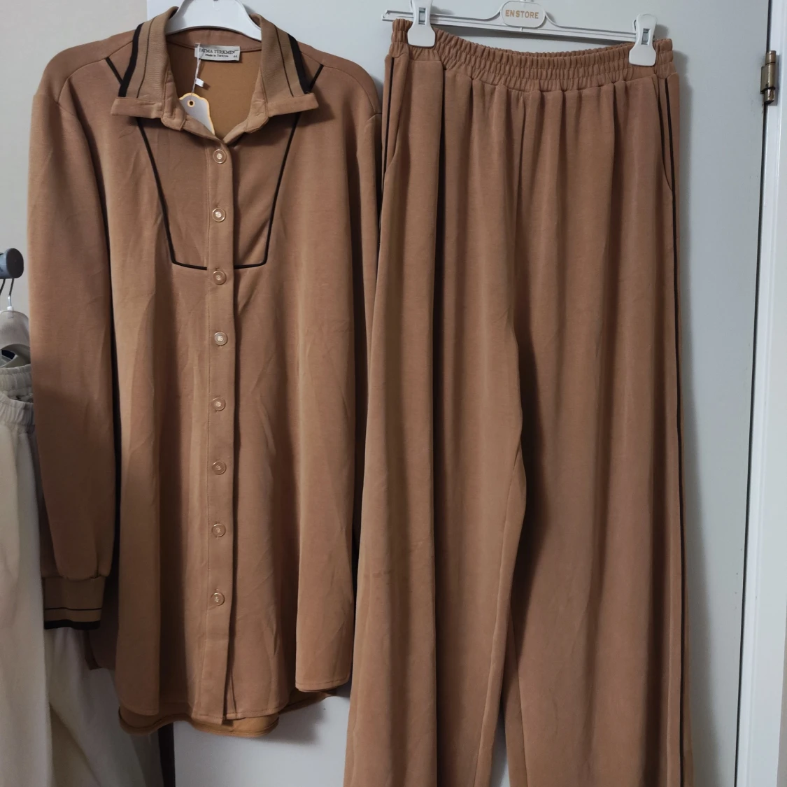 Beige set med skjorta och byxor - 90