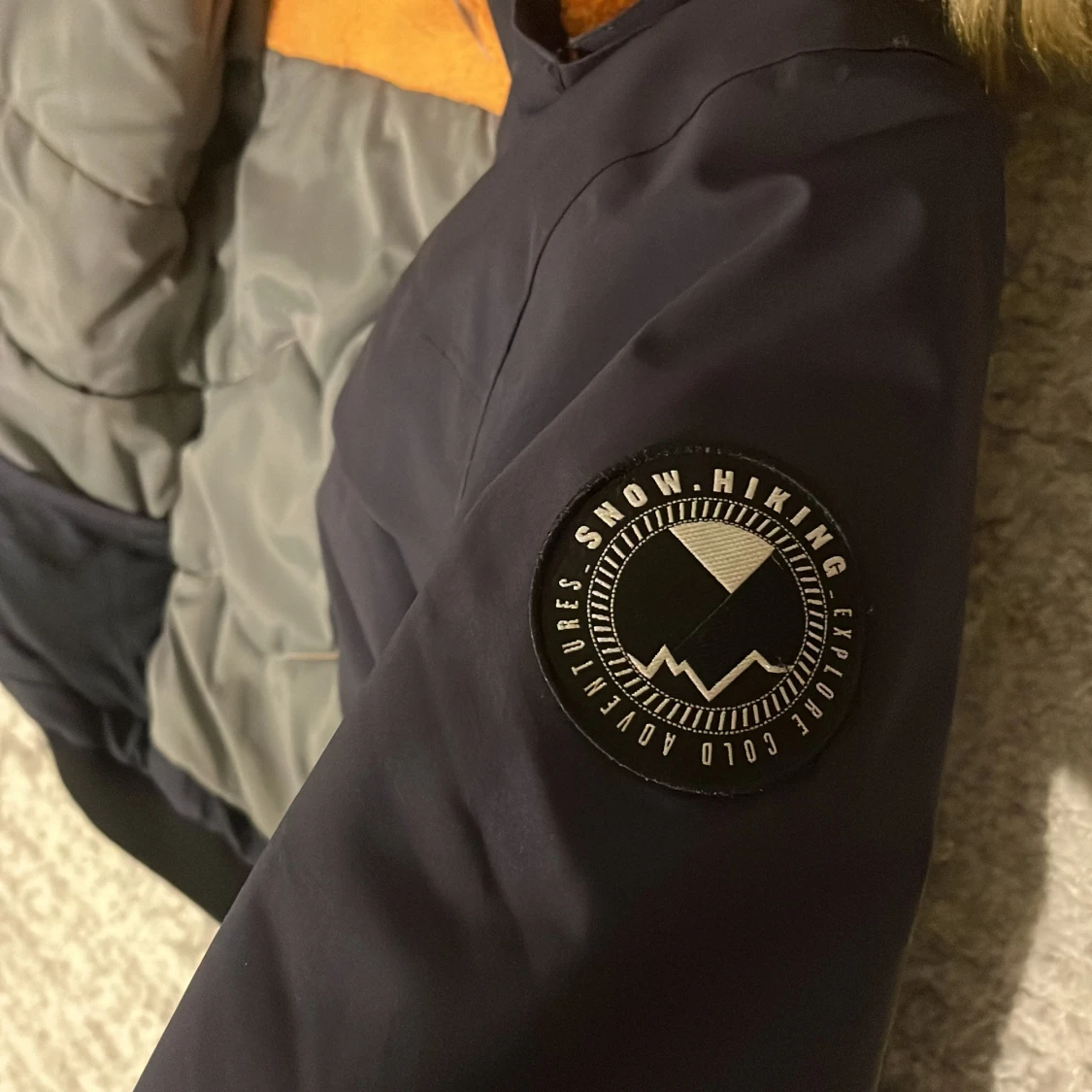 Svart vinterjacka med pälsdetaljer - 91