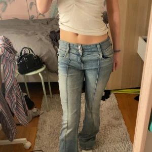 Lågmidjade bootcut jeans  - Lågmidjade bootcut jeans från Bershka som är slutsålda💓 sjukt snygga men säljer då de inte används så mycket! De är i mycket bra skick och är i storlek 34. Bara att skriva om det finns några frågor eller funderingar 