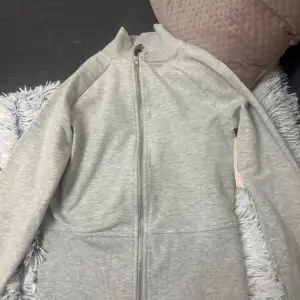 Säljer en helt ny snygg och bekväm grå zip-up hoodie från Nelly. Säljer pågrund av att den är tight. Butiks pris:350kr mitt pris:174kr