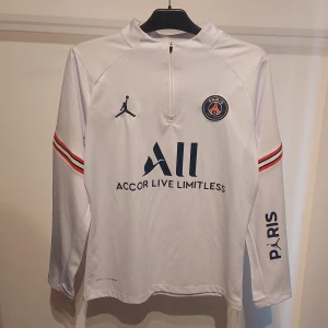 Vit långärmad fotbollströja från Jordan - Säljer en vit långärmad fotbollströja från Jordan med PSG-logga på bröstet. Storlek S men passar M
