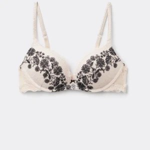 Intimissimi bh - Jätte snygg intimissimi bh med fina spets detaljer. Den är i storlek 70B men är ganska liten i storleken så passar även mindre storlekar, använd men i bra skick. Köpt för 500 kr, pris kan diskuteras💗💗