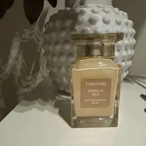 Säljer en lyxig flaska Tom Ford Vanilla Sex Eau de Parfum, 100 ml. Flaskan är elegant med en fyrkantig form och en stilren etikett. Perfekt för den som älskar en varm och sensuell doft med vaniljtoner. Passar både till vardags och speciella tillfällen.