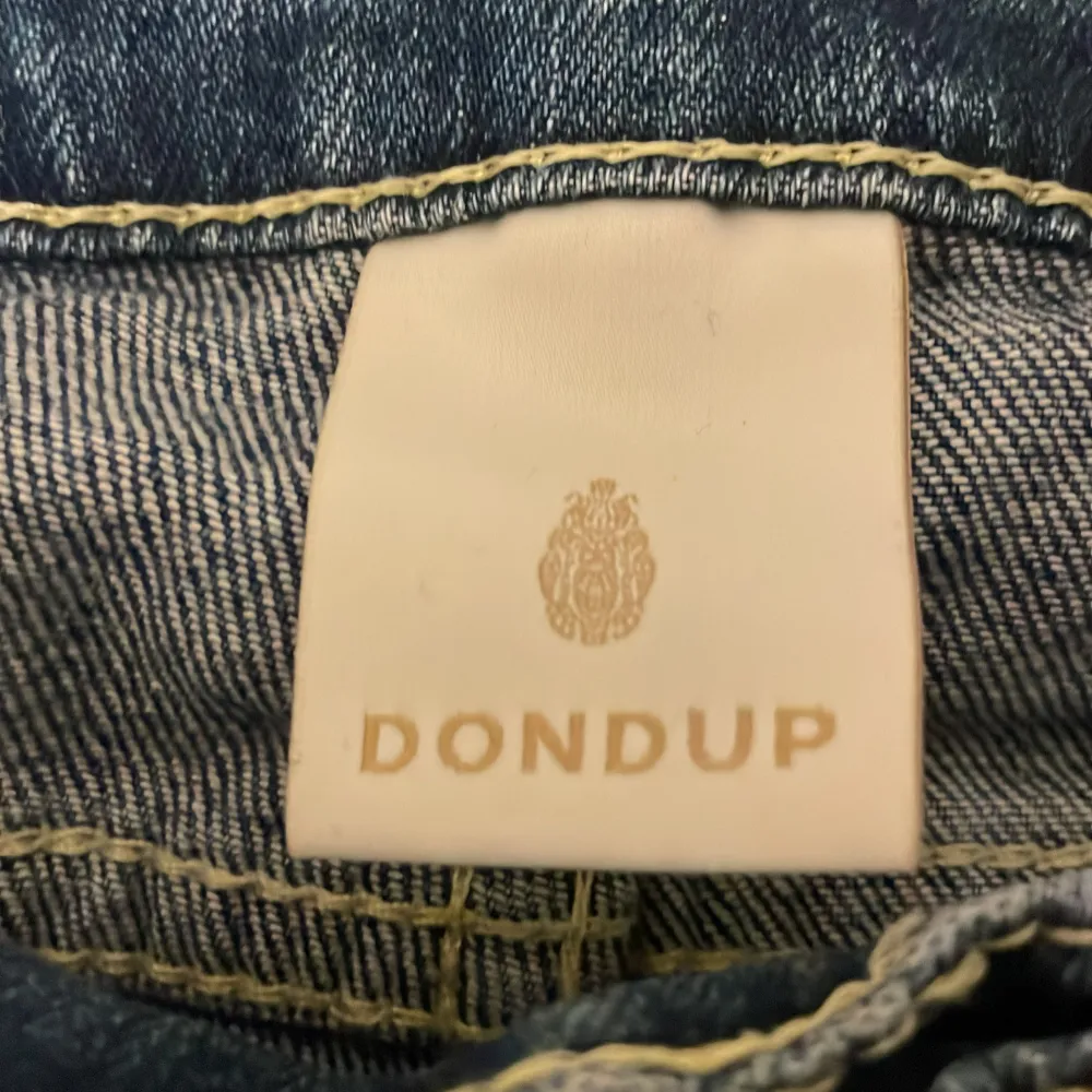 Säljer ett par snygga blå jeans från Dondup i modellen Archie. De har en klassisk femficksdesign och är tillverkade i Italien. Jeansen har en sliten look med ljusare partier och är i bra skick.. Jeans & Byxor.