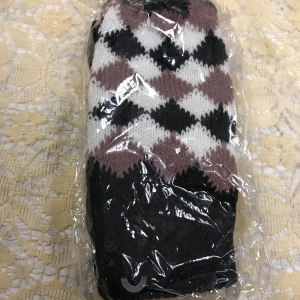 Färgglada stickade Fleece Vantar  - Säljer ett gäng färgglada stickade vantar i olika mönster och färger. Perfekta för att hålla fötterna varma under hösten och vintern. Finns i svart, vit, rosa, blå och flerfärgat mönster. Alla strumpor är i nytt skick och kommer i förpackning. 65kr/par 