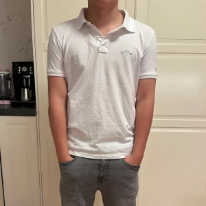 Vit kortärmad pikétröja - Säljer en stilren vit pikétröja i mycket bra skick. Storleken är 158 och jag på bilden är 160 cm. Nypris 850 
