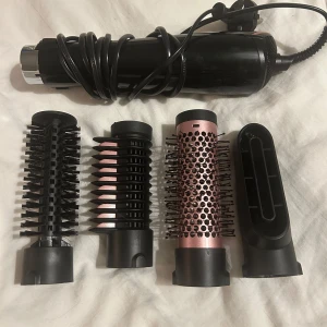 Varmlufts borste med 4 munstycken - Det är en varmluftsborste med 2 olika typer av borstar och 2 olika typer av hårtorkar. Använd väldigt få gånger❤️ mycket bra skick 