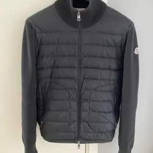 Tjena! Jag säljer min helt Nya Moncler Cardigan i Storlek S ”Passar även XS” då den är för liten för mig.  Jackan är i skick 10/10 utan några skador. NFC sqan funkar, och pris kan diskuteras. Även öppen för byten vid samma värde. 