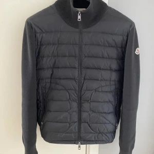 Svart Cardigan - Moncler - En helt ny Moncler Cardigan i Storlek S ”Passar även XS”.  Jackan är i skick 10/10 utan några skador. NFC sqan funkar, och pris kan diskuteras. Även öppen för byten vid samma värde. 