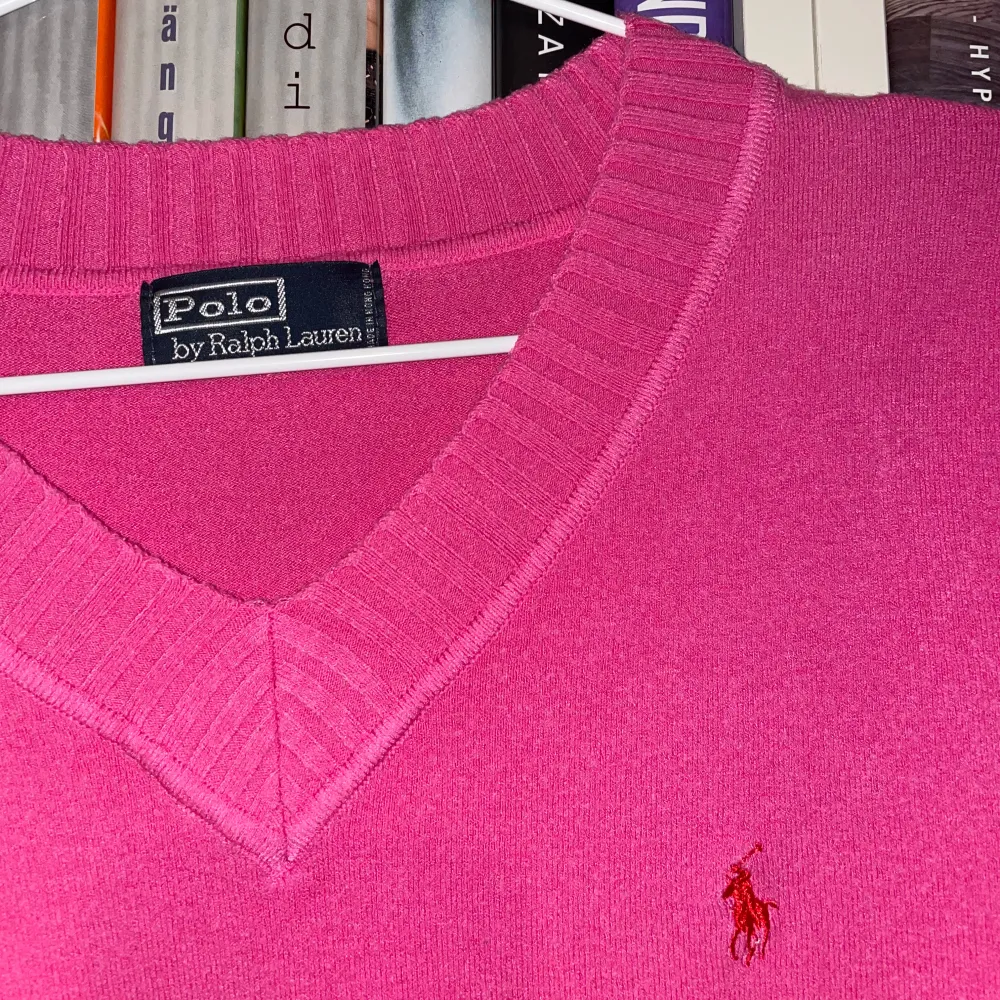 Säljer en snygg rosa tröja från Polo Ralph Lauren. perfekt för både höst och vår🌸 Tröjan är i bra skick! Superfin att ha till jeans eller kjol! 💖skulle uppskatta storleken till S. Tröjor & Koftor.