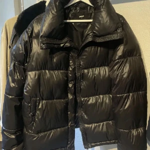 Svart pufferjacka från Bershka - Säljer en svart pufferjacka från Bik bok  i mycket bra skick. Den är perfekt för kalla vinterdagar Jackan har långa ärmar och stängs med dragkedja. Supermysig och trendig för vintern! ❄️