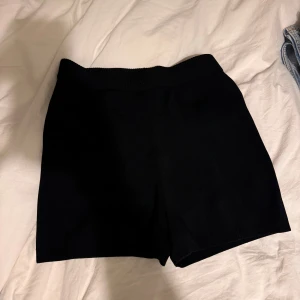 Svarta shorts - Svarta ”ribbade” short fast i ett lite finare men stretchigt material. Passar att klä upp med eller ja till vardags. Använda 1 gång 