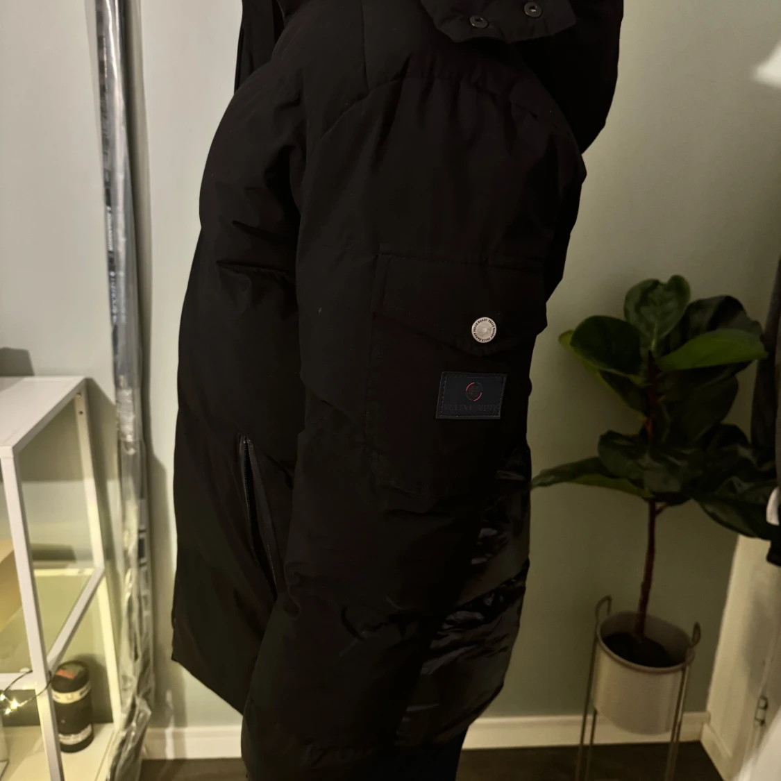 Svart pufferjacka med huva - 90