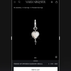 One Swords örhänge från Maria Nilsdotter - Snyggt och unikt örhänge från Maria Nilsdotter med ett hängande hjärta i silver. Passar både till vardags och fest. 💖