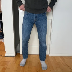 Levis 511 32-30 - Säljer ett par klassiska Levis 511 jeans i blå denim. De har en slim passform och är i bra skick. Perfekta för vardagsbruk med en tidlös stil. Passar till både t-shirt och skjorta!