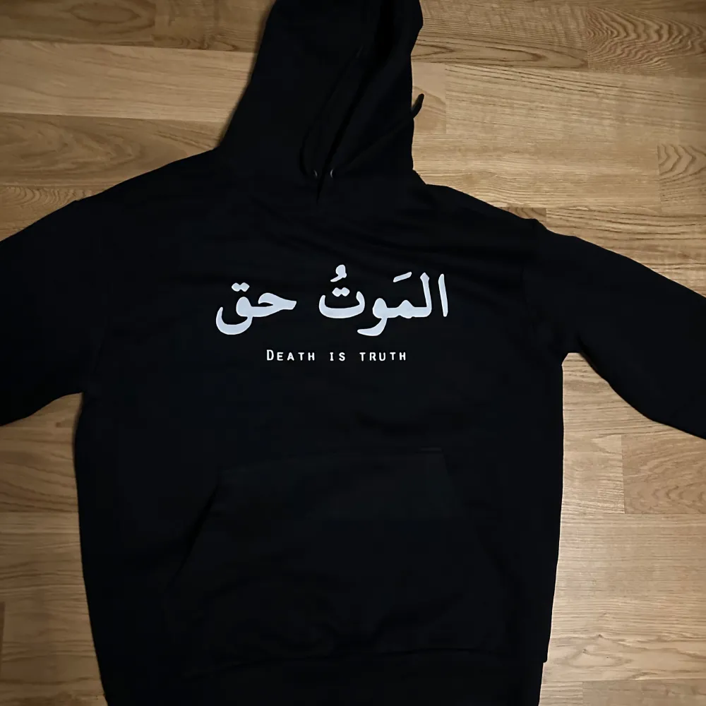 Säljer en svart hoodie med texten 'Death is Truth' på framsidan och 'Take Care of Your Iman' på baksidan. Den är perfekt för höst och vinter med sin mysiga passform och långa ärmar. Huvan ger extra värme och stil. Perfekt för en avslappnad look!. Hoodies.