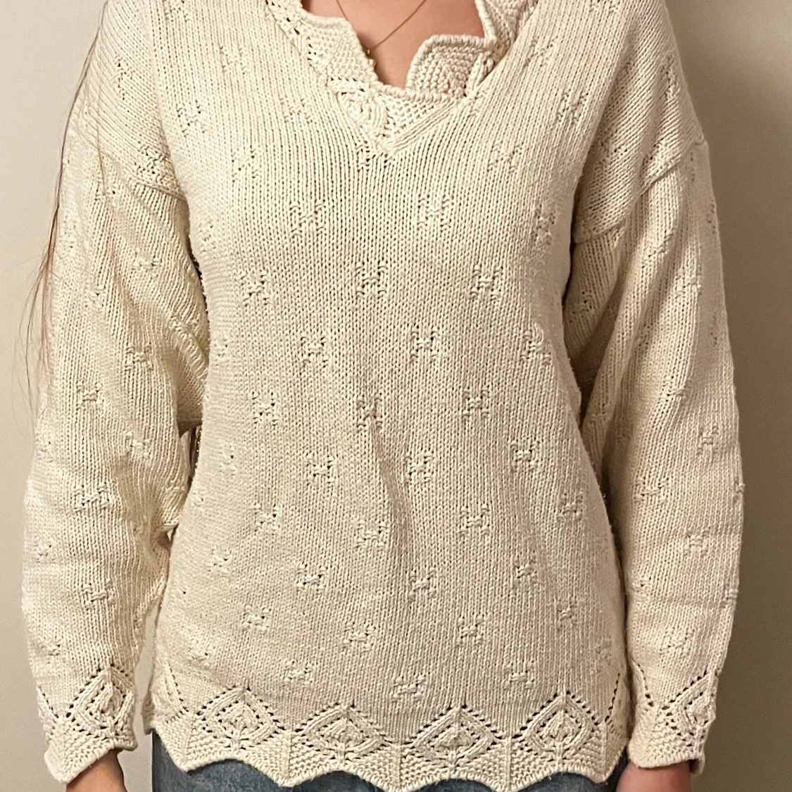 Beige stickad tröja med spetsdetaljer