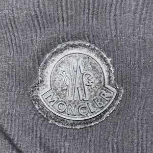 Säljer en svart t-shirt från Moncler i storlek M. Den är i bra skick och har en klassisk rund halsringning. Moncler-loggan är snyggt placerad på bröstet. Perfekt för en stilren och avslappnad look.