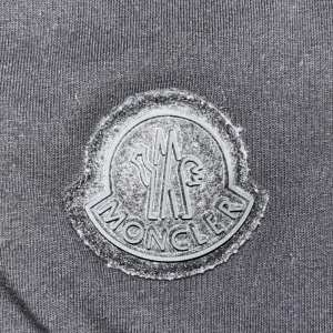 Svart t-shirt från Moncler - Säljer en svart t-shirt från Moncler i storlek M. Den är i bra skick och har en klassisk rund halsringning. Moncler-loggan är snyggt placerad på bröstet. Perfekt för en stilren och avslappnad look.de är inte så bra bilder om man skriver då kan man få bättre bilder.