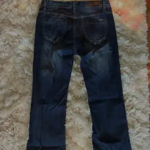 Vintage low waist Jeans🩷Baggy med lite bootcut modell! Super snygga och coola jeans men är tyvärr för långa för mig, jag är 160🩷  Står 30R i storlek men skulle säga att den passar S/M